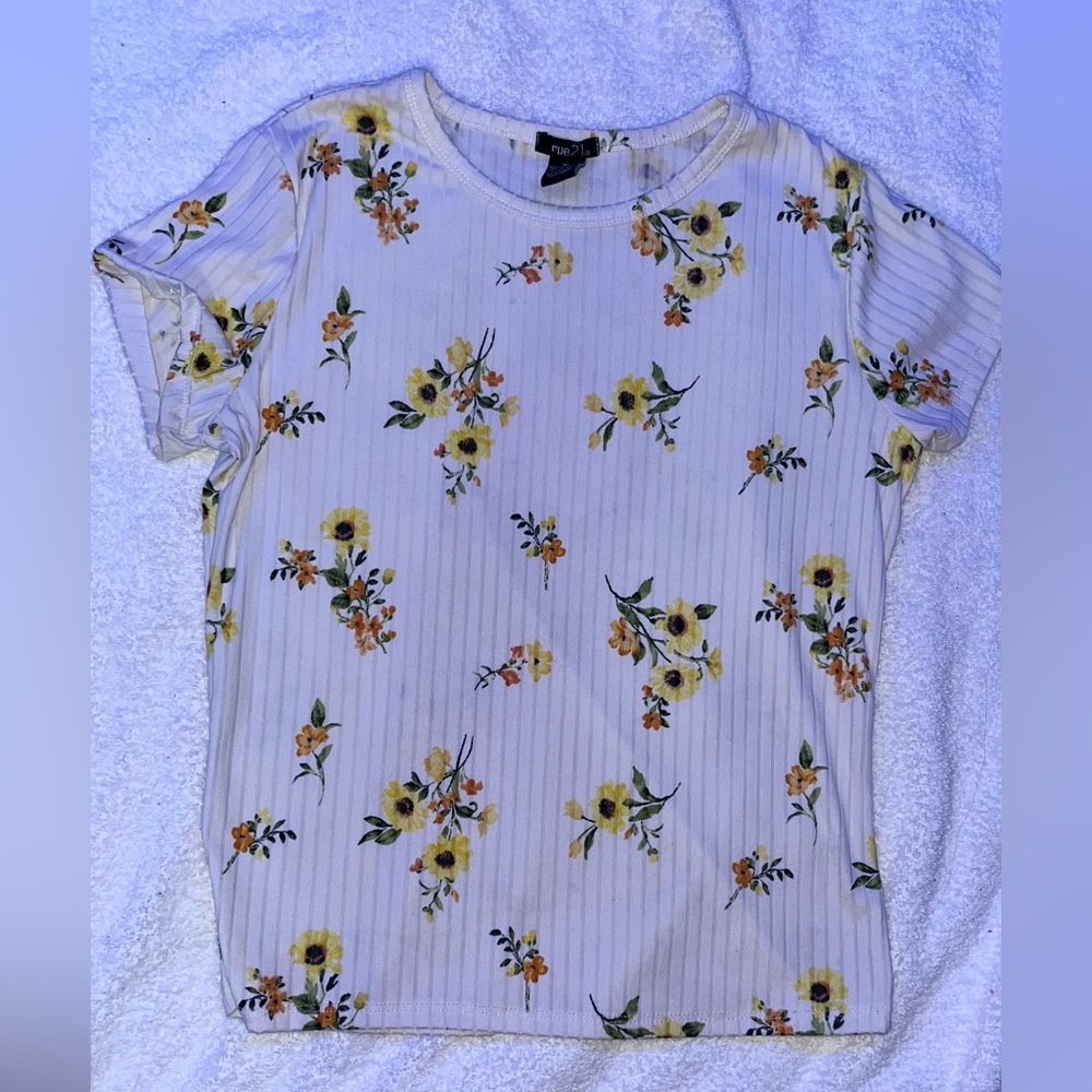 White cotton t-shirt with sunflowers.